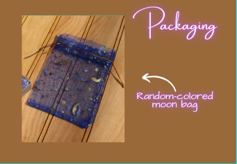 Op de afbeelding: Een marineblauwe mesh tas met een trekkoordsluiting, versierd met gouden sterren en halve manen. De tekst op de afbeelding luidt "Packaging" en "Random-colored moon bag".