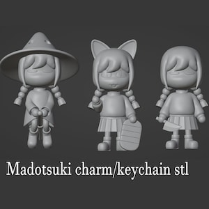 Puede incluir: Tres amuletos de personaje Madotsuki impresos en 3D, cada uno con un atuendo y una expresión diferentes. El primer personaje lleva un sombrero de bruja y sostiene una escoba. El segundo personaje lleva un suéter y una falda y sostiene una patineta. El tercer personaje lleva un suéter y una falda y sostiene un cuchillo. El texto "Madotsuki charm/keychain stl" está impreso debajo de los personajes.