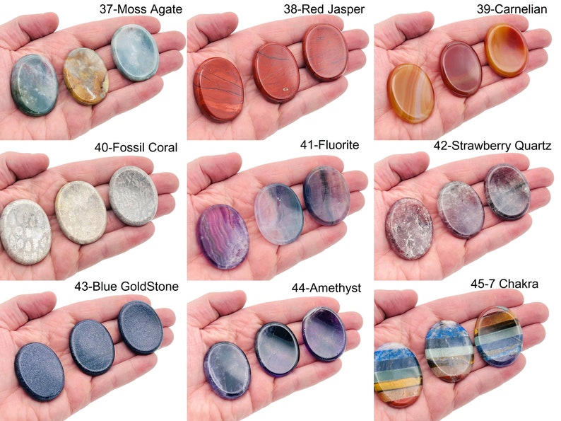 Peut inclure: Assortiment de 10 paires de pierres de paume en forme d'ovale polies en pierres pr&eacute;cieuses. Les pierres sont dispos&eacute;es en rang&eacute;es de deux, chaque rang&eacute;e &eacute;tant &eacute;tiquet&eacute;e d'un num&eacute;ro et du nom de la pierre pr&eacute;cieuse. Les pierres sont de diff&eacute;rentes couleurs, notamment le vert, le rouge, l'orange, le brun, le violet, le bleu et le gris.