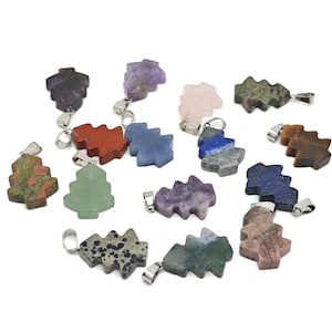 Op de afbeelding: Assortiment van 14 edelsteen boom hangers in verschillende kleuren, waaronder groen, rood, blauw, paars, bruin en roze. Elke hanger heeft een zilveren beugel.