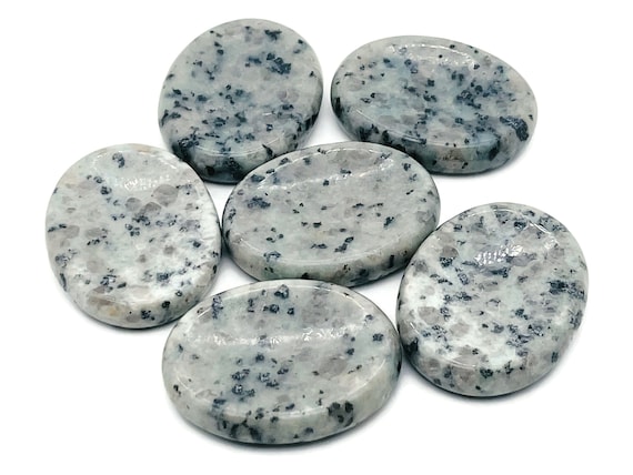 Kiwi Jasper Worry Stone – Crystal Worry Stone – Pocket Stone – Healing Crystal - 4.5x3.5cm - WO1052