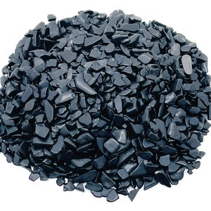 Könnte beinhalten: Ein Haufen schwarzer Obsidian-Splitter, eine Art vulkanisches Glas, das in der Kristallheilung und Schmuckherstellung verwendet wird.