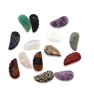 Puede incluir: Surtido de 14 colgantes de alas de ángel de piedras preciosas en varios colores, incluyendo verde, negro, morado, blanco, gris, marrón, rosa y rojo.
