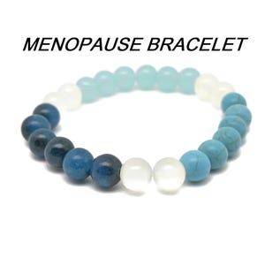 Könnte beinhalten: Ein blaues, weißes und türkisfarbenes Perlenarmband mit dem Text "MENOPAUSE BRACELET".