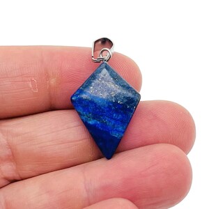 Può includere: Un ciondolo in lapislazzuli blu a forma di diamante con un'anellina in argento.