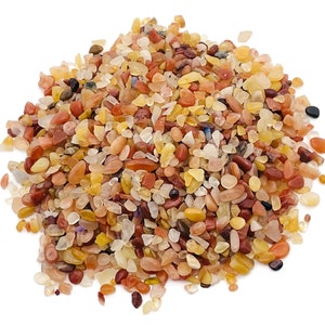 Könnte beinhalten: Ein Haufen kleiner, bunter, getrommelter Steine in Rot-, Orange-, Gelb- und Weißtönen. Die Steine sind glatt und poliert und eignen sich perfekt für die Verwendung in Kunsthandwerk, Schmuckherstellung oder als dekorative Akzente.