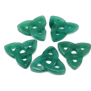 Pode incluir: Cinco pingentes de nó celta de jade verde, cada um com a forma de um trevo de três folhas, com intrincados desenhos de nós.