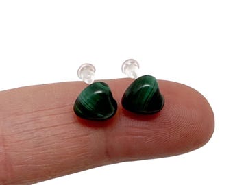 マラカイトハートスタッドピアス、925スターリングシルバー