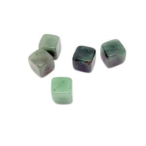 Puede incluir: Cinco cubos de piedra preciosa verde y negra, también conocidos como piedras de enfriamiento, están dispuestos sobre una superficie blanca.