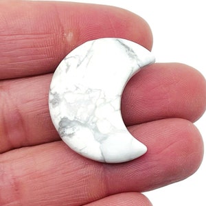 Howlite Gemstone Moon - Crystal Moon - Carved Moon - Healing Crystal - Gemstone Crescent – 3×1.6cm – MO1067