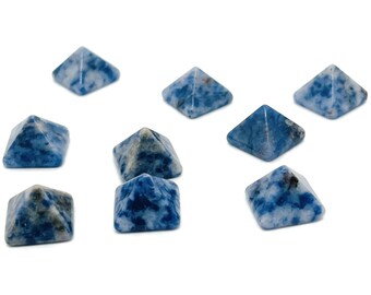 Peut inclure: Dix pierres en forme de pyramide de couleur bleu et blanc. Les pierres sont faites d'un matériau marbré bleu clair et blanc.
