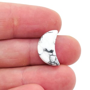 Howlite Gemstone Moon - Crystal Moon - Carved Moon - Healing Crystal - Mini Moon Crystal – 2cm – MO1012