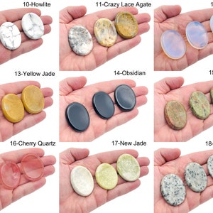 Peut inclure: Un ensemble de 9 paires de pierres ovales polies, chaque paire &eacute;tant &eacute;tiquet&eacute;e d'un num&eacute;ro et du nom de la pierre. Les pierres sont dispos&eacute;es en grille sur un fond blanc.