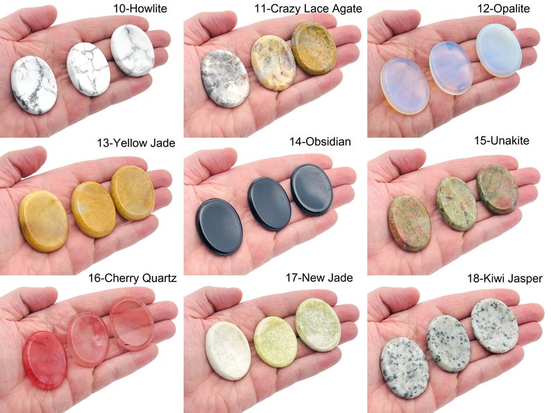 Peut inclure: Un ensemble de 9 paires de pierres ovales polies, chaque paire &eacute;tant &eacute;tiquet&eacute;e d'un num&eacute;ro et du nom de la pierre. Les pierres sont dispos&eacute;es en grille sur un fond blanc.