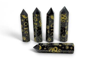 Cristal de obsidiana con punta de luna y sol impreso en oro natural – Cristales de punta de torre de obelisco – Piedra preciosa para meditación - Regalos - TW1107