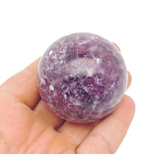 Sfera di lepidolite - Pietra preziosa - Sfera di cristallo - Pietra curativa - Sfera di cristallo - Decorazione di cristallo - 40-50 mm - RA1425