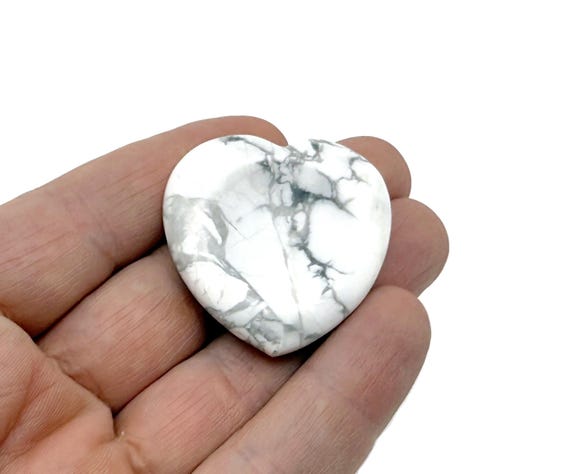 Howlite Heart Worry Stone – Crystal Worry Stone – Relaxing Heart Chakra - Travel Crystals - Stress Reducing - WO1014