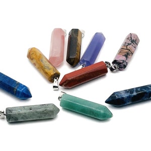 Puede incluir: Surtido de diez colgantes de punta de piedra preciosa con anilla de plata. Los colgantes son de varios colores, incluyendo azul, verde, rojo, rosa, marrón y morado.