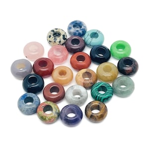 Puede incluir: Surtido de 20 cuentas de piedra preciosa en forma de donut en varios colores y patrones, incluyendo rosa, rojo, verde, azul, marrón y negro. Las cuentas tienen un diámetro aproximado de 2,5 cm y tienen un agujero en el centro.