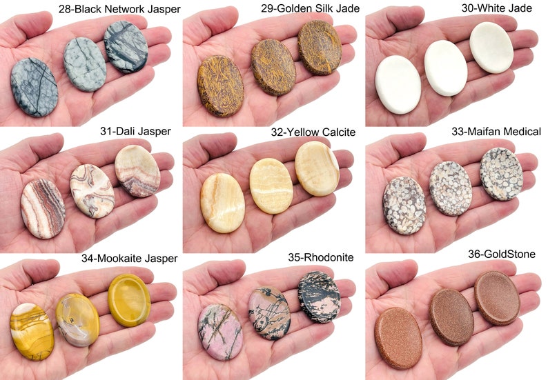 Peut inclure: Une collection de 10 types de pierres polies diff&eacute;rentes, chacune avec une couleur et un motif uniques. Les pierres sont dispos&eacute;es en trois rang&eacute;es de trois, avec le nom de chaque pierre inscrit au-dessus. Les pierres sont toutes de forme ovale et lisses au toucher.