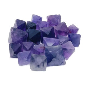 Lila Fluorit-Oktaeder - Lila Fluorit-Oktaederkristall - Fluoritkristall - Oktaeder-Kristallstein - 1,2-1,8 cm - TU1271