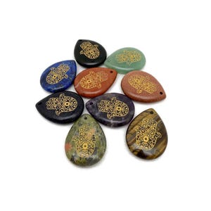 Ciondolo di cristallo inciso a mano di Hamsa - Protezione, fortuna ed energia spirituale - ENGMIX5