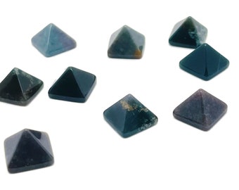 Peut inclure: Dix petites pierres en forme de pyramide de couleur verte, noire et violette. Les pierres sont polies et ont une surface lisse.