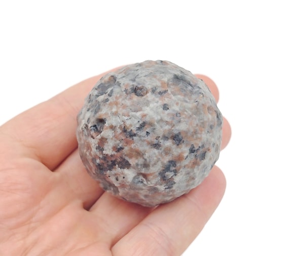 Yooperlite Moon Sphere Stone A++ – Fluorescent Sodalite Crystal Ball - Healing Crystal Stones – Crystal Décor – 40-50mm - TO1005