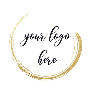 Pu&ograve; includere: Un cerchio dorato con una finitura testurizzata, con il testo "your logo here" in scrittura corsiva nera.