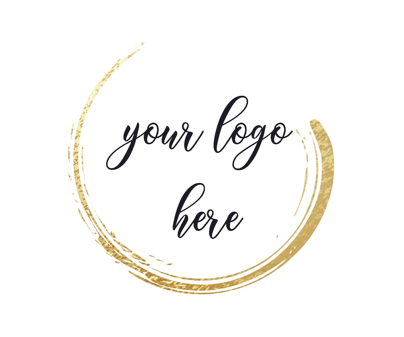 Pu&ograve; includere: Un cerchio dorato con una finitura testurizzata, con il testo "your logo here" in scrittura corsiva nera.