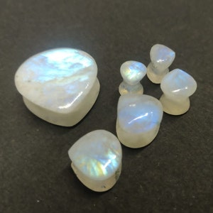 Best Quality Natural Rainbow Moonstone Smooth Heart Earplugs, Blue Flash Moonstone Plugs Earrings, White Moonstone Earlobe Earrings, Gauges
