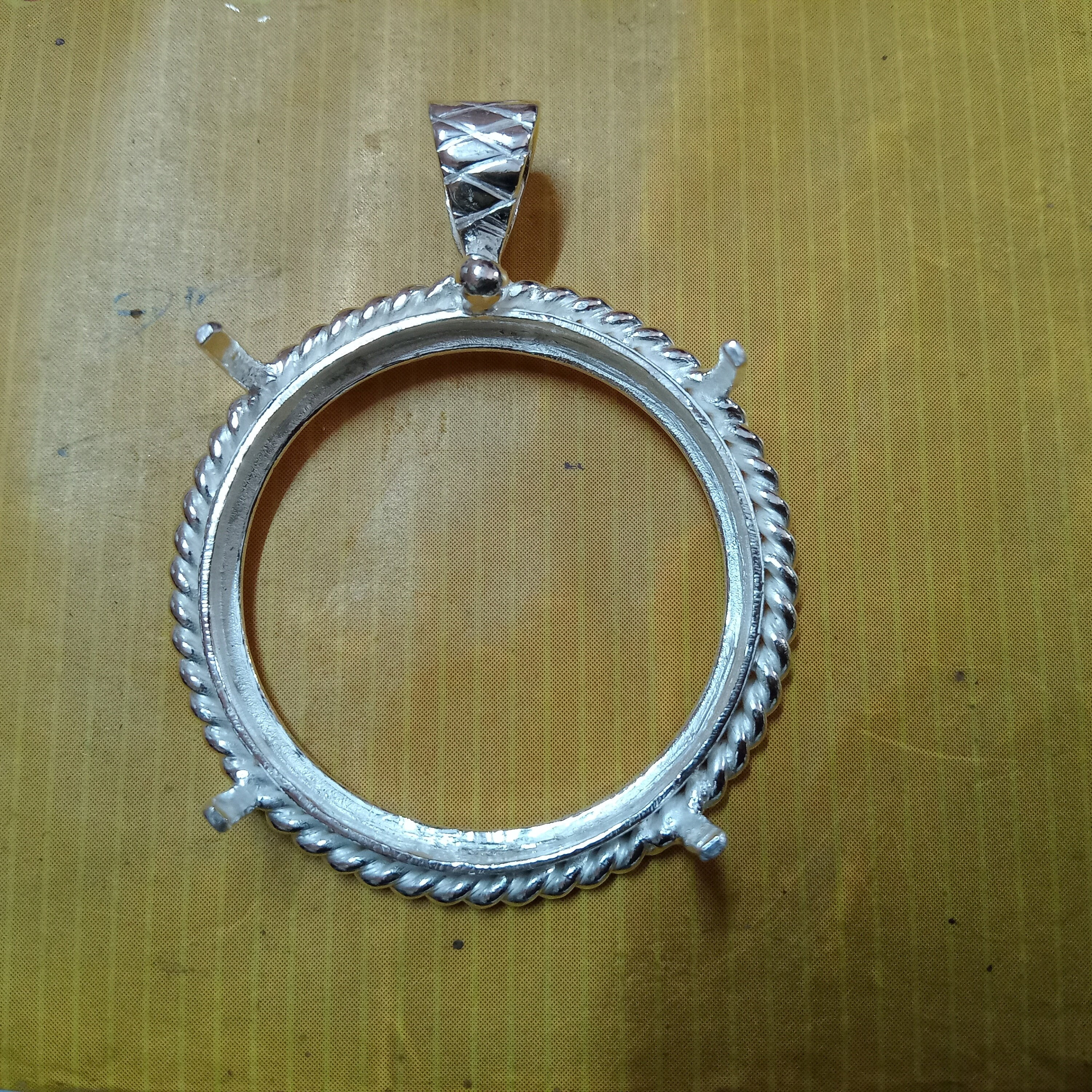 Sterling Silver Round Twisted Rope Bezel Setting: Coin Connector