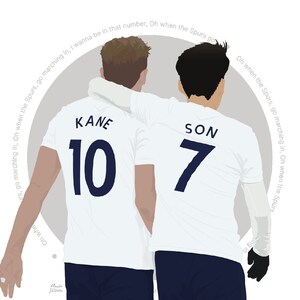 K&ouml;nnte beinhalten: Zwei Fu&szlig;ballspieler in wei&szlig;en Trikots mit blauen Nummern. Der Spieler links tr&auml;gt die Nummer 10 und den Namen "KANE" auf dem R&uuml;cken. Der Spieler rechts tr&auml;gt die Nummer 7 und den Namen "SON" auf dem R&uuml;cken.