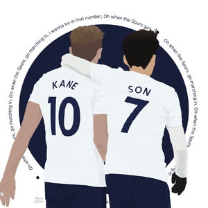 K&ouml;nnte beinhalten: Zwei Fu&szlig;ballspieler in wei&szlig;en Trikots mit ihren Namen und Nummern auf dem R&uuml;cken. Der Spieler links tr&auml;gt die Nummer 10 und der Spieler rechts die Nummer 7. Der Text "Oh when the Spurs go marching in, Oh when the Spurs go marching in, I wanna be in that number, Oh when the Spurs go" ist um die Spieler herum geschrieben.