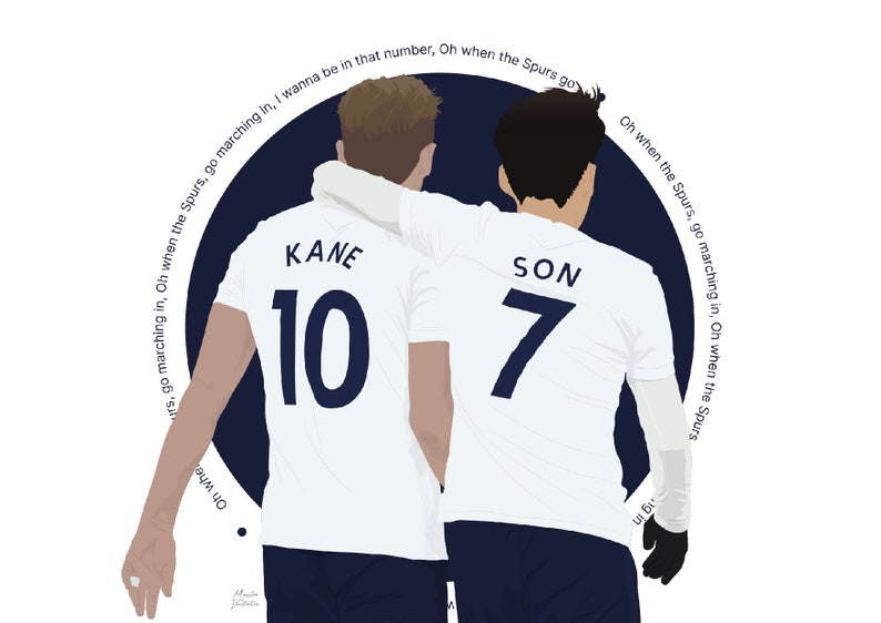 K&ouml;nnte beinhalten: Zwei Fu&szlig;ballspieler in wei&szlig;en Trikots mit ihren Namen und Nummern auf dem R&uuml;cken. Der Spieler links tr&auml;gt die Nummer 10 und der Spieler rechts die Nummer 7. Der Text "Oh when the Spurs go marching in, Oh when the Spurs go marching in, I wanna be in that number, Oh when the Spurs go" ist um die Spieler herum geschrieben.