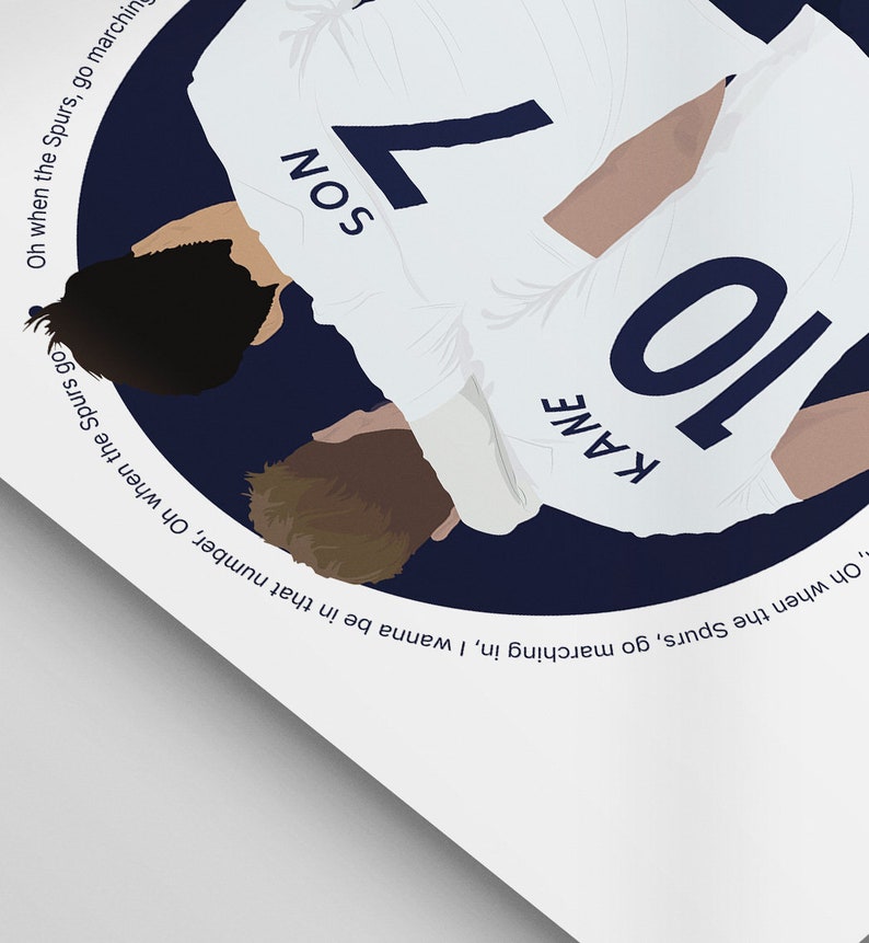 K&ouml;nnte beinhalten: Ein wei&szlig;es Fu&szlig;balltrikot mit der Nummer 10 auf dem R&uuml;cken und dem Namen "KANE" in blau gedruckt. Das Trikot hat auch die Nummer 7 auf der Vorderseite mit dem Namen "SON" in blau gedruckt.