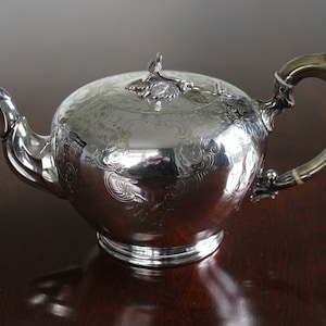 Vintage silver tekanna