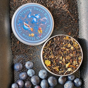 Sweet Berry Noir (Organic / caffeinated): Black tea infused with blueberries and blackberry leaves