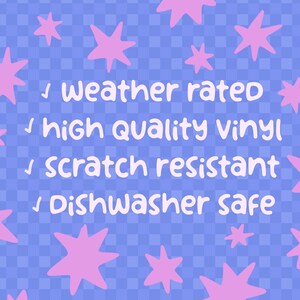 Może przedstawiać: Kwadratowa grafika z jasnoniebieskim wzorem w szachownicę ozdobiona r&oacute;żowymi gwiazdkami. Tekst brzmi: weather rated, high quality vinyl, scratch resistant oraz dishwasher safe, każdy poprzedzony małym symbolem haczyka.