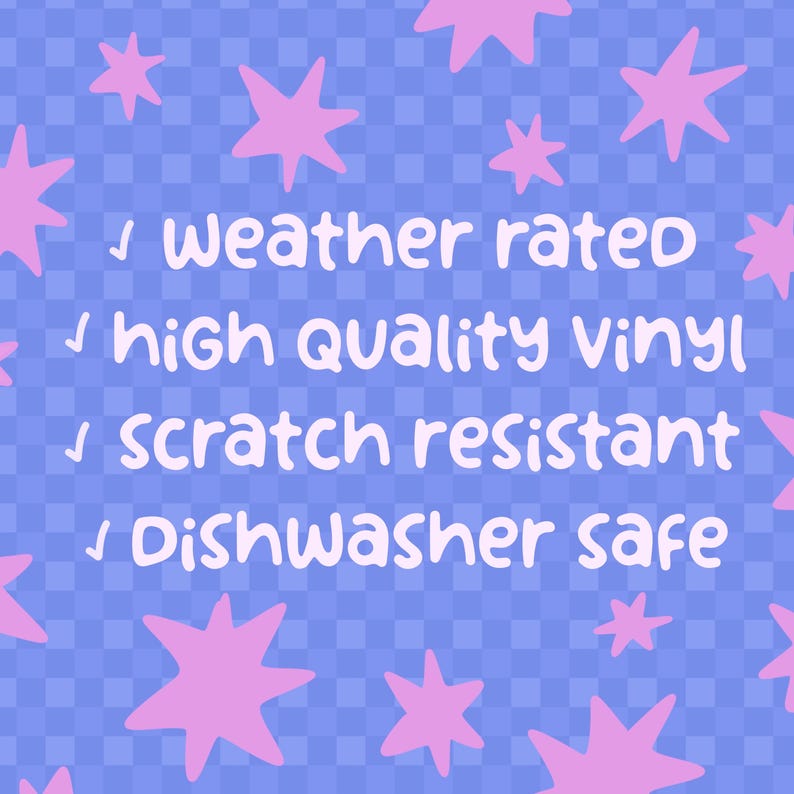 Może przedstawiać: Kwadratowa grafika z jasnoniebieskim wzorem w szachownicę ozdobiona r&oacute;żowymi gwiazdkami. Tekst brzmi: weather rated, high quality vinyl, scratch resistant oraz dishwasher safe, każdy poprzedzony małym symbolem haczyka.