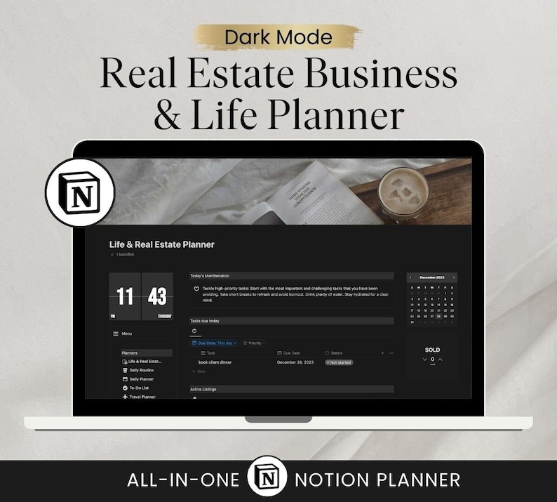 Peut inclure: Un &eacute;cran d'ordinateur portable en mode sombre affichant un planificateur Notion pour les affaires immobili&egrave;res et la planification de la vie. Le planificateur comprend un calendrier, une liste de t&acirc;ches et des listes actives. L'&eacute;cran affiche &eacute;galement une horloge avec l'heure 11:43 et le texte "VENDU" avec le chiffre 0. L'ordinateur portable est sur une surface blanche avec un livre et une tasse de caf&eacute;.