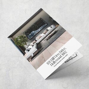 K&ouml;nnte beinhalten: Ein modernes Wohnzimmer mit einem gro&szlig;en Ecksofa, einem Couchtisch und einem Teppich. Der Raum hat gro&szlig;e Fenster und ein Gem&auml;lde an der Wand. Der Text auf der Brosch&uuml;re lautet: "101 Hill View Drive, Hollywood 3002, YOUR BROKER NAME HERE."