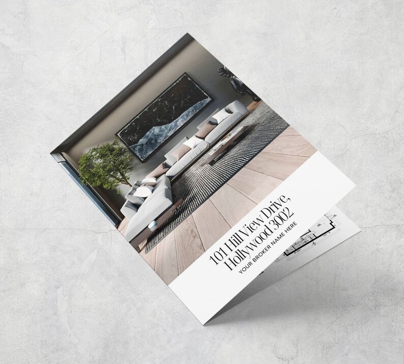 K&ouml;nnte beinhalten: Ein modernes Wohnzimmer mit einem gro&szlig;en Ecksofa, einem Couchtisch und einem Teppich. Der Raum hat gro&szlig;e Fenster und ein Gem&auml;lde an der Wand. Der Text auf der Brosch&uuml;re lautet: "101 Hill View Drive, Hollywood 3002, YOUR BROKER NAME HERE."
