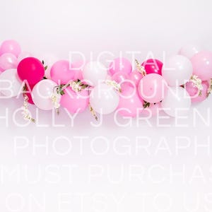 Puede incluir: Una guirnalda de globos rosas y blancos con follaje verde, sobre un fondo blanco. El texto "DIGITAL BACKGROUND BY HOLLY J GREENUP PHOTOGRAPHY MUST PURCHASE ON ETSY TO USE" es visible en la imagen.