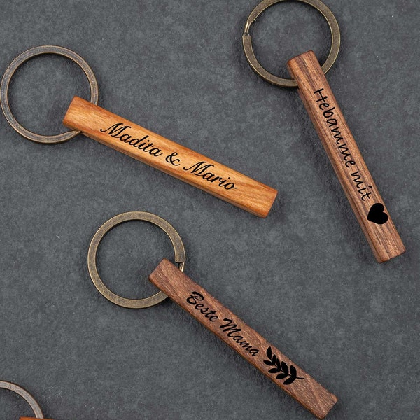 Schlüsselanhänger personalisiert aus Holz mit individueller Gravur