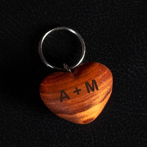 Herz-Schlüsselanhänger aus Holz personalisiert mit Namen Bild 4