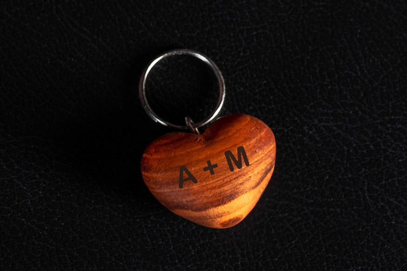 Herz-Schlüsselanhänger aus Holz personalisiert mit Namen Bild 4