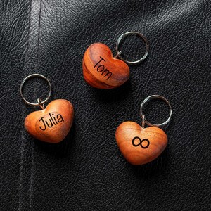 Herz-Schlüsselanhänger aus Holz personalisiert mit Namen Bild 3