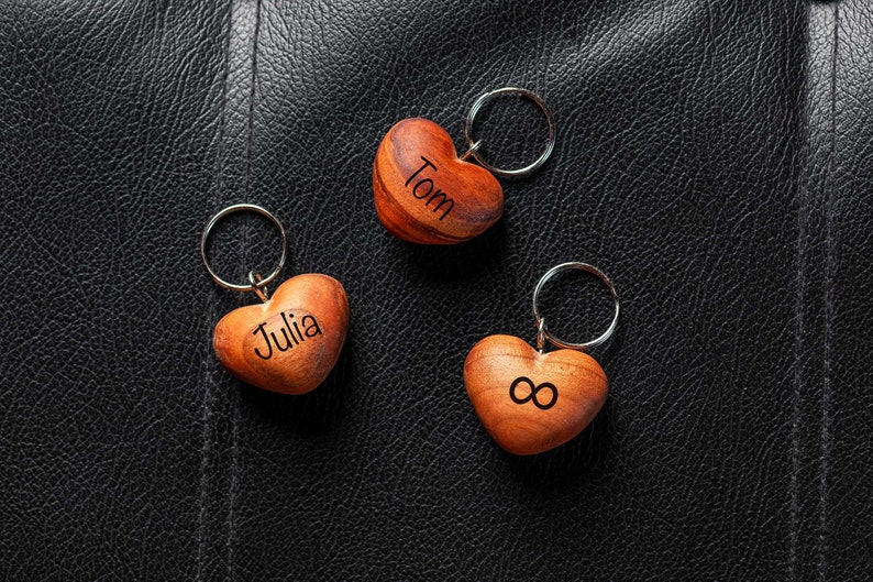Herz-Schlüsselanhänger aus Holz personalisiert mit Namen Bild 3