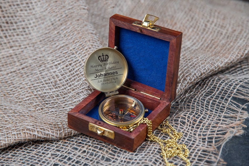 Personalisierter Kompass aus Messing Vintage Optik mit Deiner Wunschgravur und schicker Holzbox Bild 8